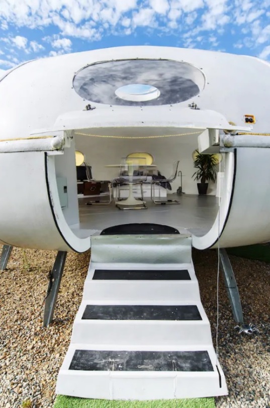 Futuro Lookalike - UK Airbnb Futuro Styled Flying Saucer 3